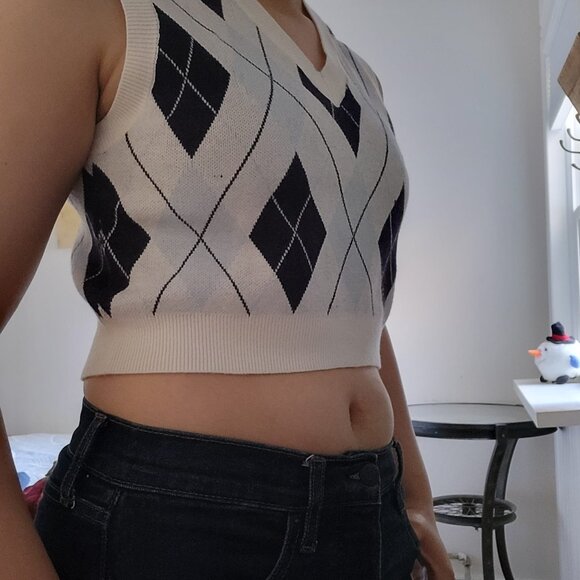 Cropped Sleeveless Sweater Vest - Picture 2 of 3